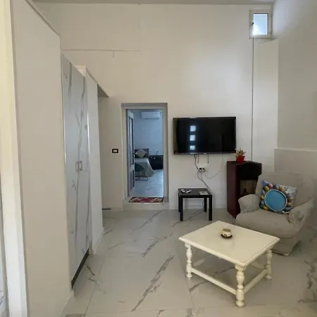 Casa Intera Piano Terra Con Piccolo Giardino *