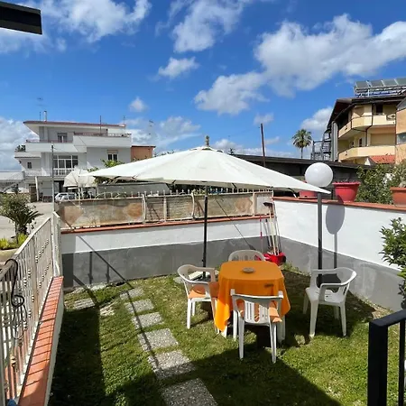 Casa Intera Piano Terra Con Piccolo Giardino Hébergement de vacances