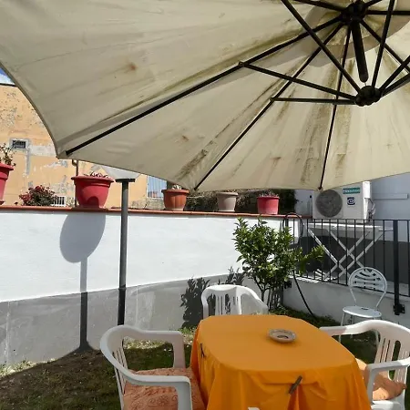 Casa Intera Piano Terra Con Piccolo Giardino